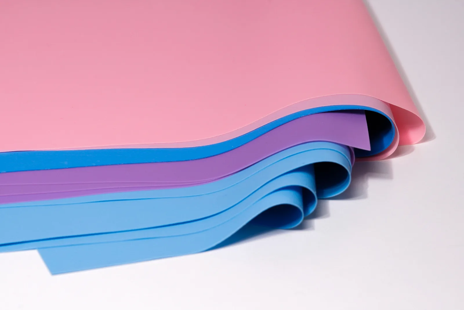 Hojas de goma dique de distintos colores usadas para el aislamiento absoluto